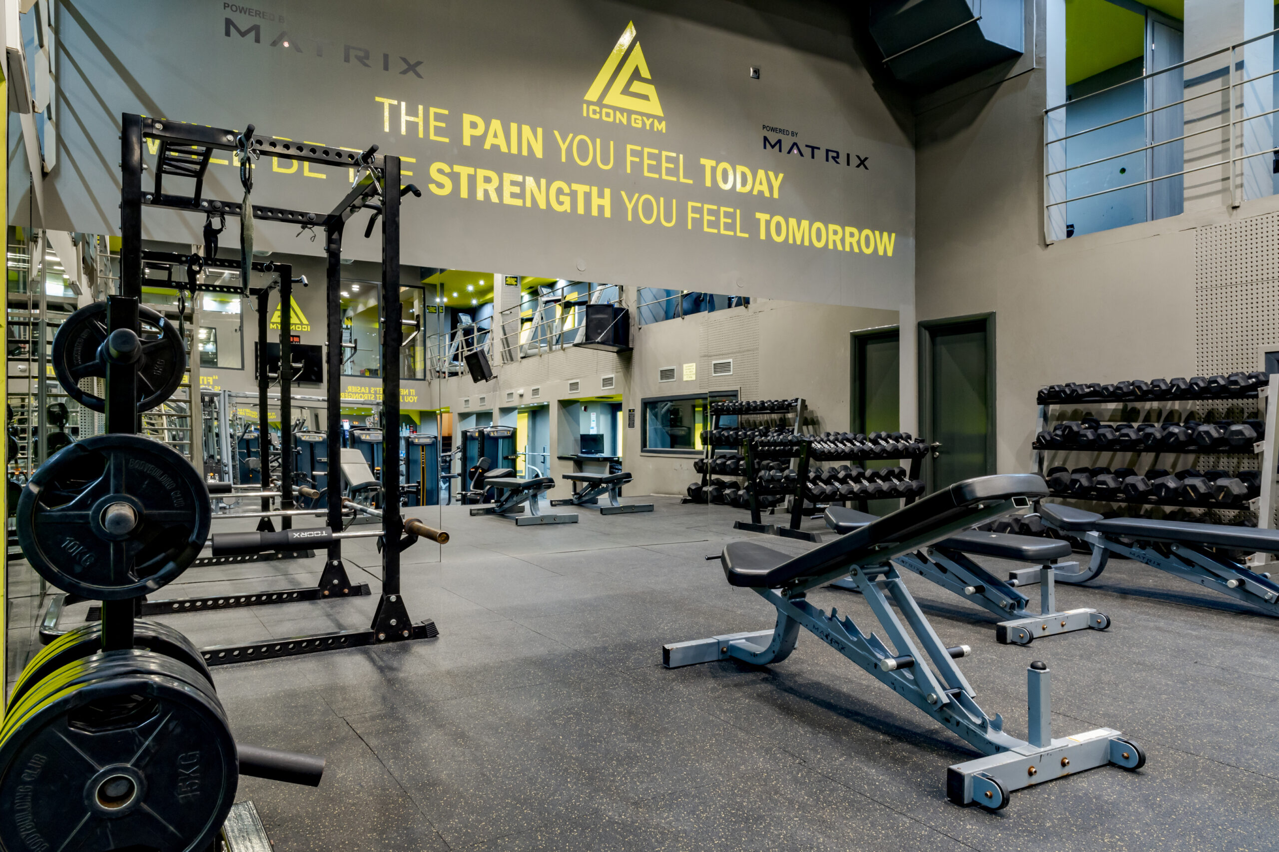 Ο χώρος ελεύθερων βαρών του ICON GYM με εξοπλισμό MATRIX